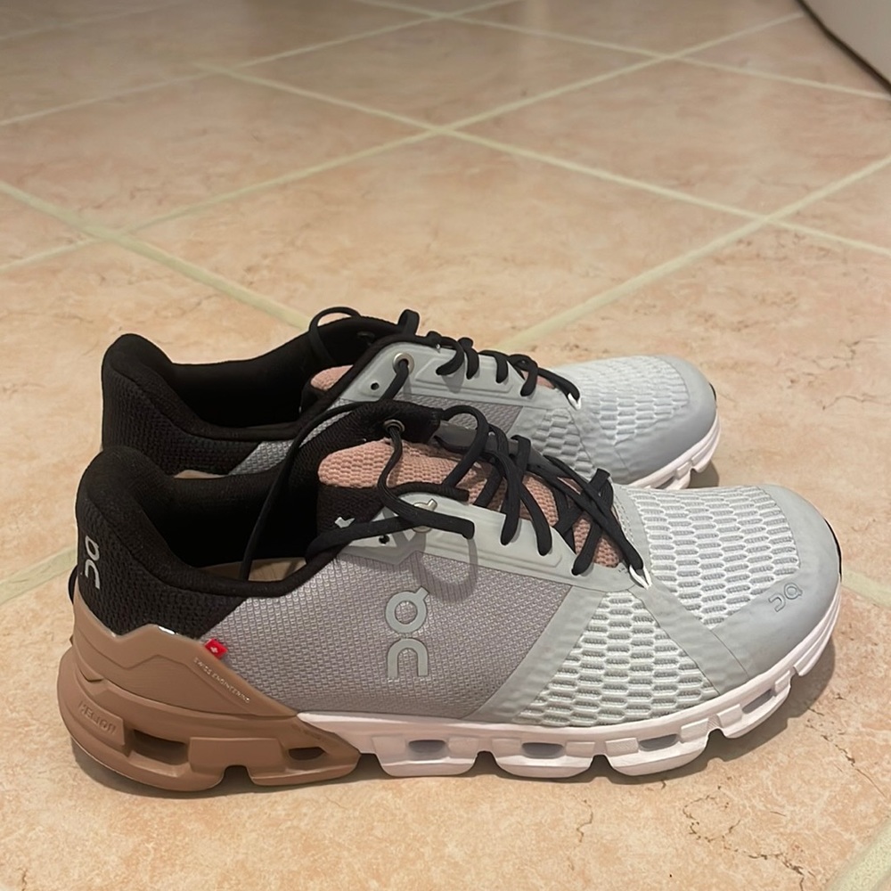 On cloud flyer BRAND NEW